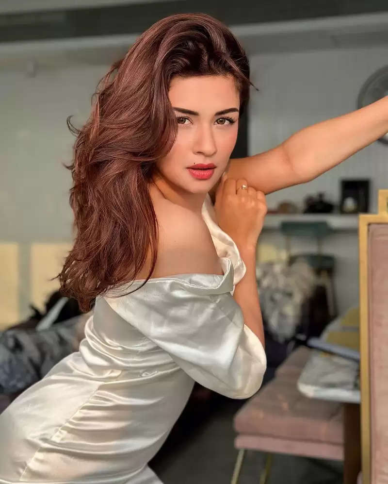 Camera Pics: janhvi wear new one piece white bold dress during photoshoot,  see pictures here | Photos: જ્હાન્વીએ ફેન્સ સાથે શેર કર્યો વ્હાઇટ ડ્રેસમાં  નવો લૂક, કેમેરા સામે આપ્યા પૉઝ, જુઓ