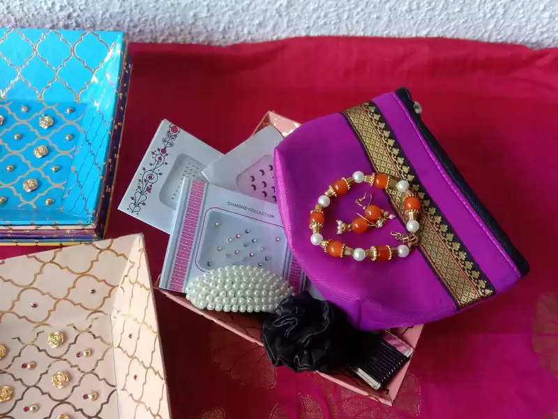 INAAYA Navratri Gifts Items for Kanya Girls Gift Item for Kanjak Pujan  Combo of Navratri Gifts(12 Potli Basket+12 Hankies+12 Jewellery Box) :  Amazon.in: Home & Kitchen
