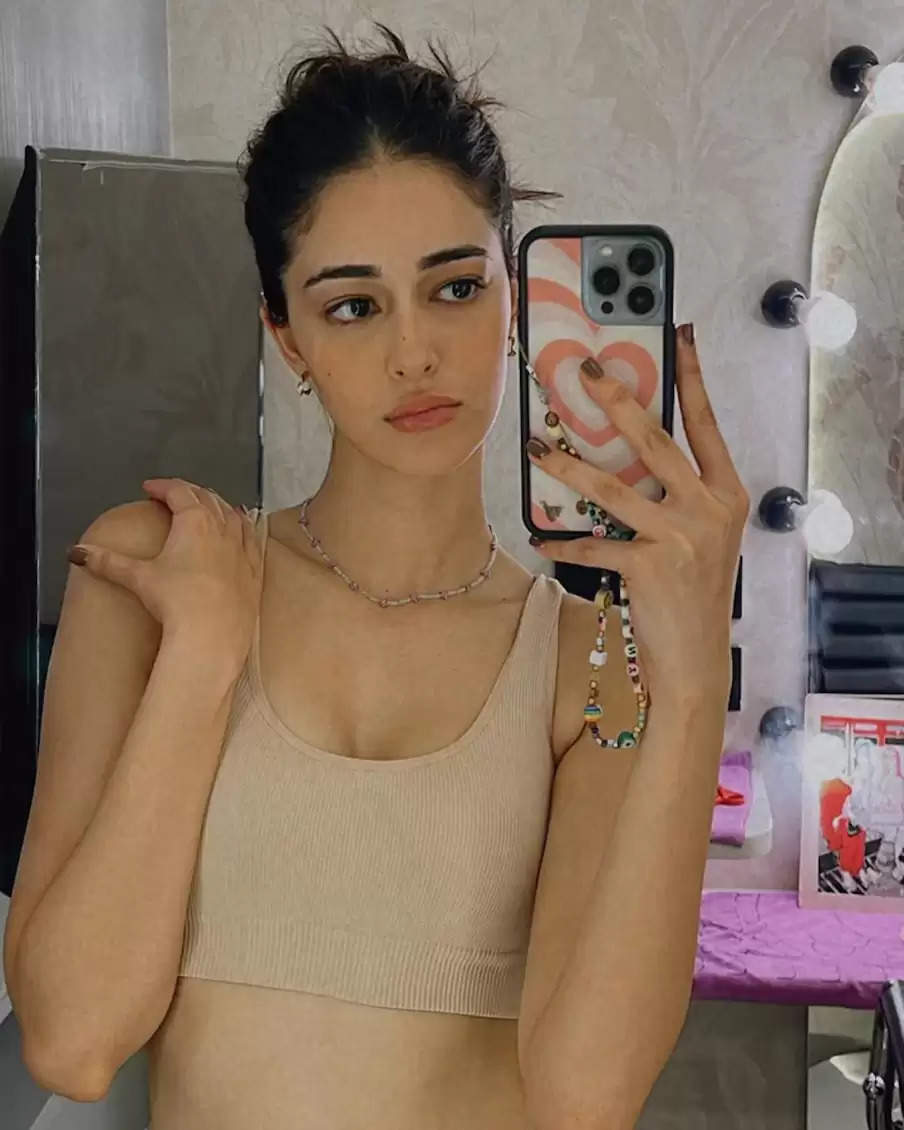 Photo Gallery Learn From Ananya Pandey How To Take Mirror Selfie