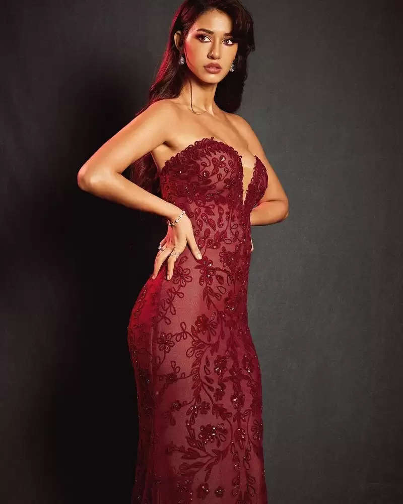 Photo Gallery: Disha Patani flaunts her figure in a strapless gown, see ...