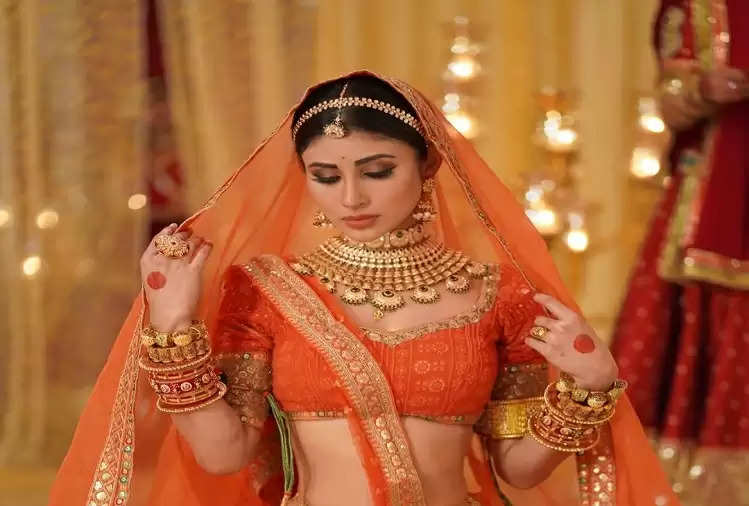 Mouni Roy S Haldi And Mehendi Mouni Roy S Beauty To Be Seen In Mehndi Turmeric Function Videos