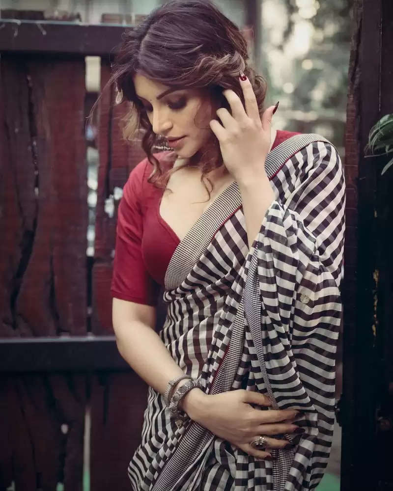 Shama Sikander slipped the pallu of the saree for the photoshoot, at the  age of 41, the bo*ld figure attracted attention - informalnewz