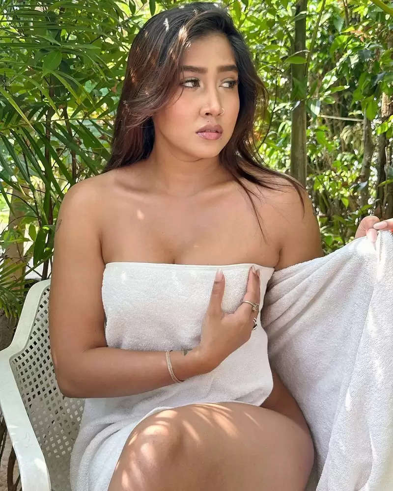 Photo Gallery Sofia Ansari Shared Her Private Photos In A Towel See