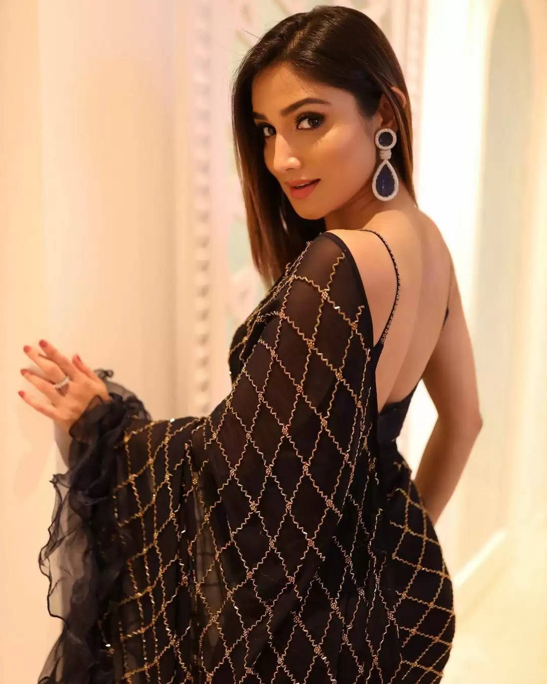 Photos: Donal Bisht flaunts her beauty wearing a saree, See here....