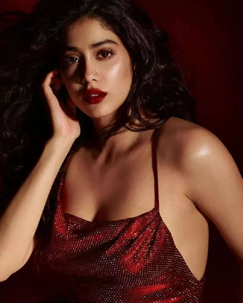 Photo Gallery: Janhvi Kapoor flaunts her bold figure in a red backless  gown, see her sizzling pics