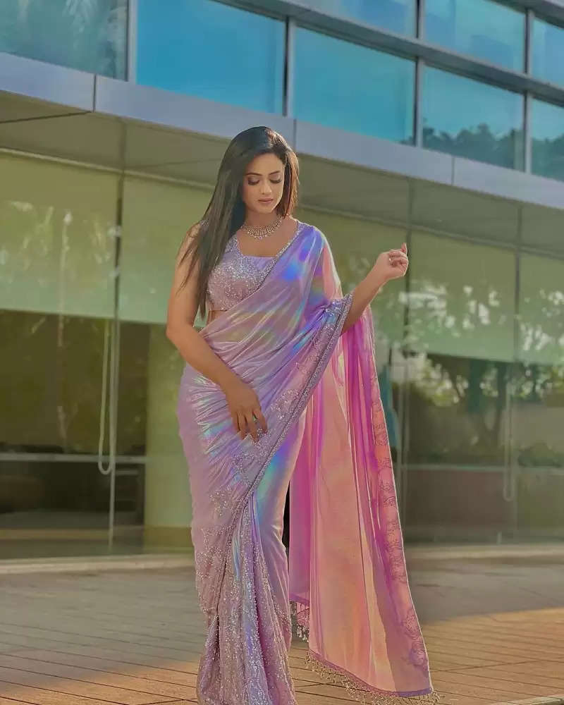 Actor, Host Shweta Tiwari in beautiful bejeweled #Saree Ensemble | Indian  beauty saree, Saree models, Indian bridal outfits