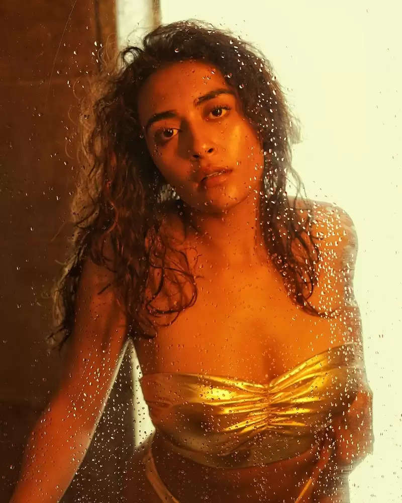 Photo Gallery Jinal Joshi Showed A Hot Avatar In The Water Wearing A Golden Bikini See Her 5082