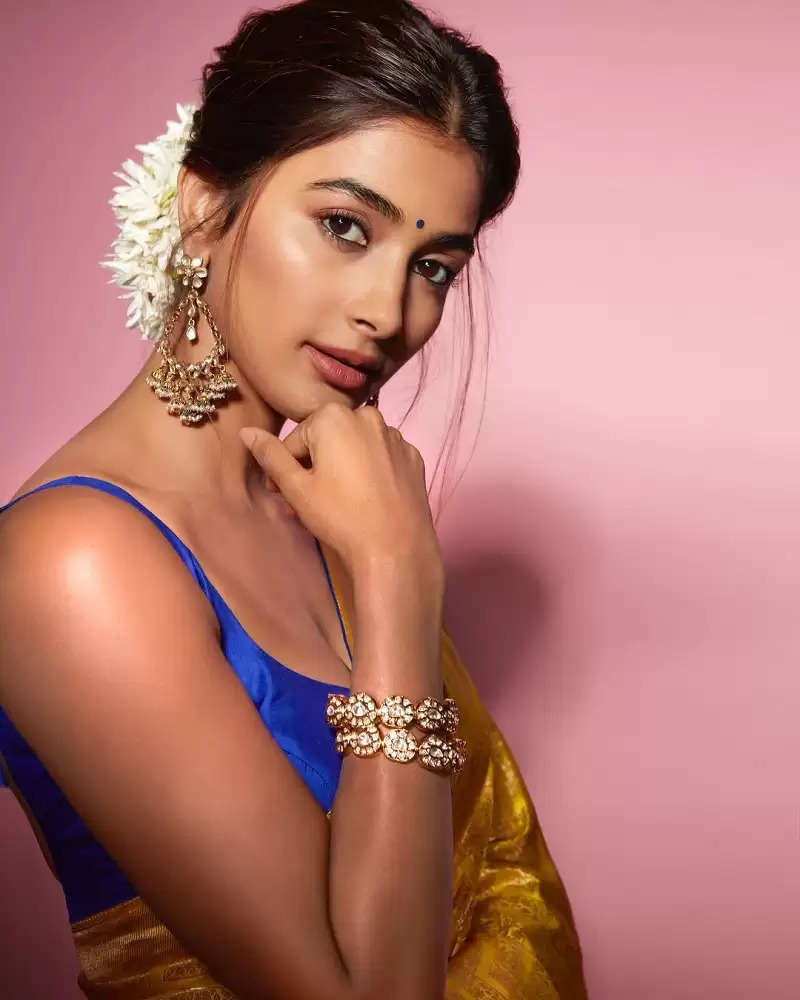 Photo Gallery Pooja Hegde Looked Beautiful In A Yellow Saree See Her Gorgeous Pics Here 0650