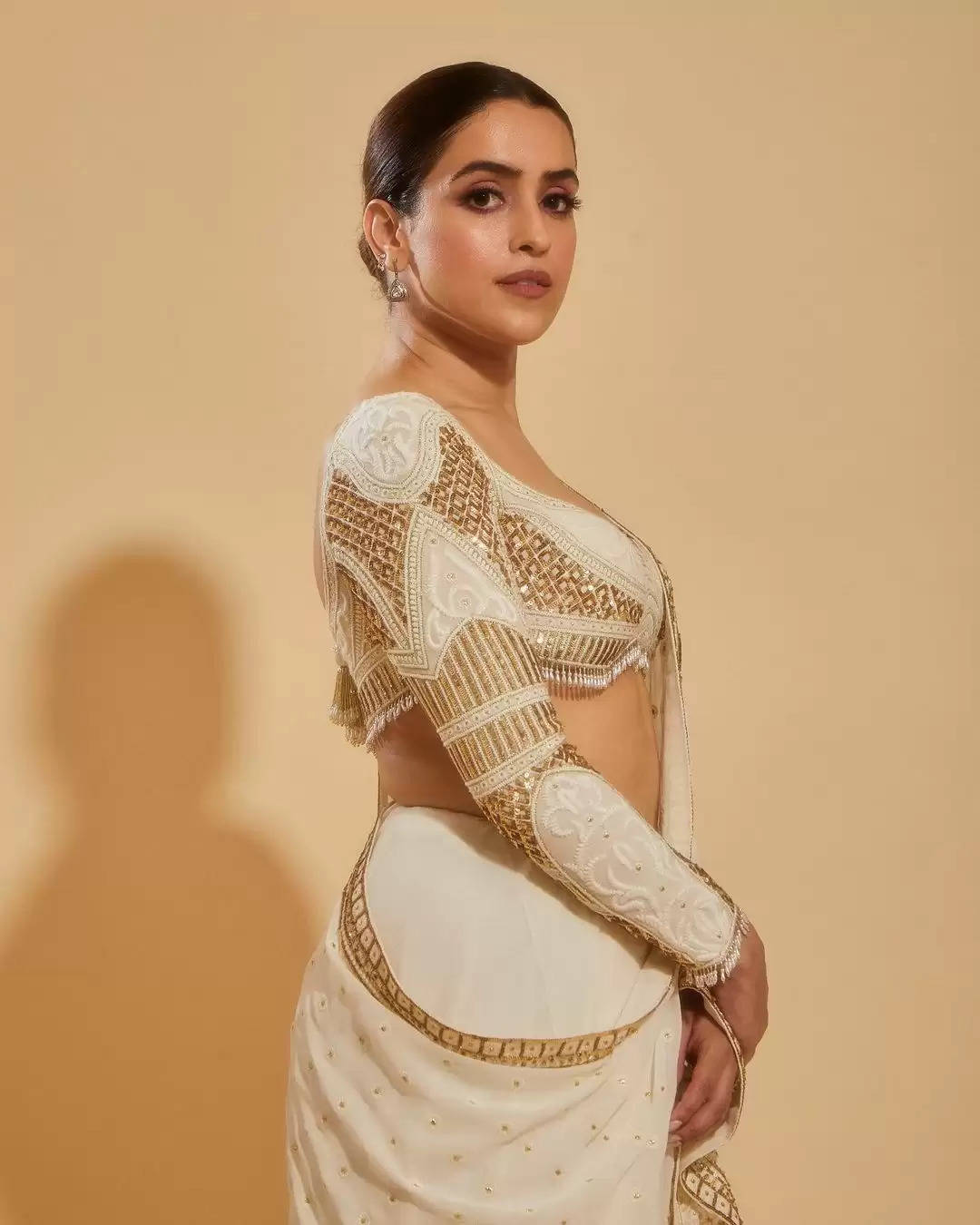 Photos: Sanya Malhotra flaunts her figure in saree, See her beautiful pics here...