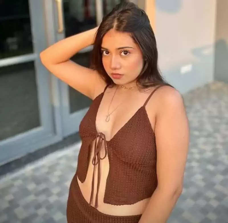 OMG! Urfi Javed's Sister Dolly Goes BRALESS, Showing Off Her Cleavage In  Revealing Outfit; Actress Asks Fans If She Is Hot-See PHOTO