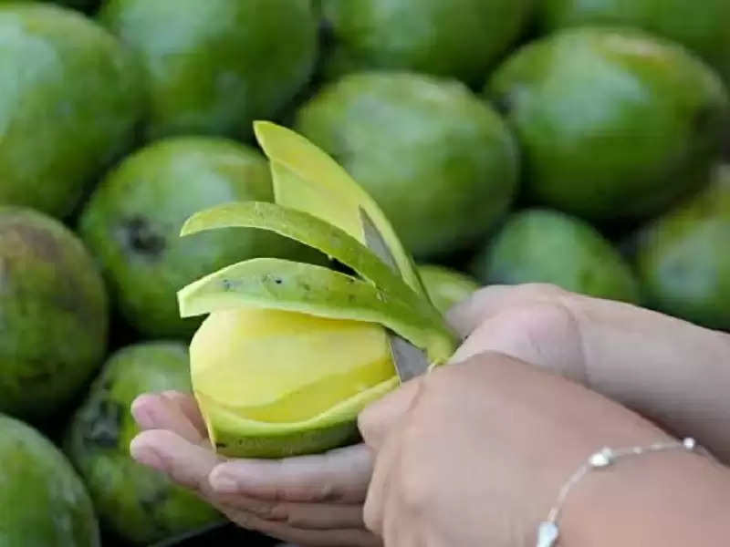 Mango Peels: Everyone loves to eat mangoes, but you may be surprised to know the benefits of its peel